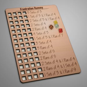 Puede incluir: Un tablero de juego Frustration Rummy de madera con una cuadrícula de cuadrados e instrucciones del juego. El tablero tiene el texto "Frustration Rummy" en la parte superior e incluye pequeñas piezas de juego de colores.