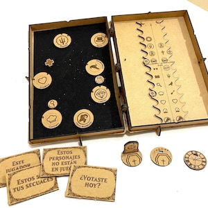 Peut inclure: Un jeu de société en bois avec divers jetons et cartes. L'ensemble comprend une boîte avec des compartiments, des jetons avec des symboles et des cartes avec du texte. Les jetons ont différentes formes et motifs, et les cartes ont du texte en espagnol.