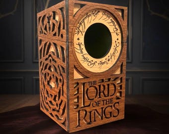Scatola porta-mazzi artigianale in legno PREMIUM del Signore degli Anelli | Personalizzabile | Con cassetto per dadi e finestra espositiva
