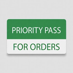 Puede incluir: Un letrero rectangular con esquinas redondeadas, dividido horizontalmente en secciones verdes y blancas. Las palabras "PRIORITY PASS" están en blanco, y "FOR ORDERS" en verde, todo en una fuente sans-serif.