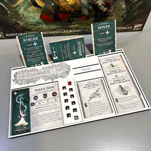 Puede incluir: Un tablero de juego blanco con varias cartas y texto, incluyendo "Warhammer Quest Darkwater". Las cartas tienen texto verde y blanco, con imágenes de personajes y objetos. El tablero tiene ranuras para cartas y un rastreador de estado.