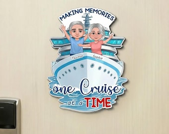 Creando recuerdos, un crucero a la vez. Pareja feliz: imán acrílico personalizado para la puerta del crucero. Recuerdo de viaje en crucero.