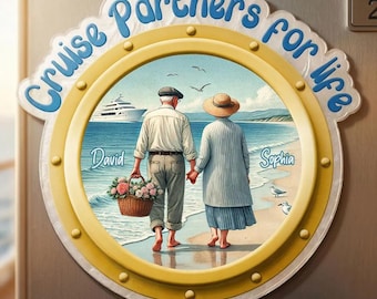 Pareja de ancianos caminando por la playa en el ojo de buey de Cruise Partners For Life - Imán acrílico personalizado para la puerta del crucero - Recuerdo de viaje en crucero