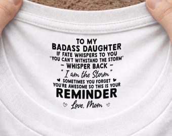 Koszulka z nadrukiem na wewnętrznej stronie kołnierzyka, spersonalizowana dla mojej córki – Loved Beyond Words