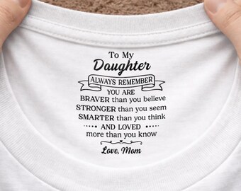 Koszulka z nadrukiem na wewnętrznej stronie kołnierzyka – spersonalizowana koszulka z nadrukiem na kołnierzyku dla mojej córki, koszulka z nadrukiem dla mojej córki, koszulka z inspirującym cytatem