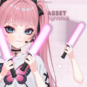 Puede incluir: Ilustración digital de un personaje con cabello rosado sosteniendo dos barras de luz rosas brillantes. El personaje lleva una camiseta blanca con un diseño de mariposa. El texto "ASSET lightstick" es visible en el fondo.