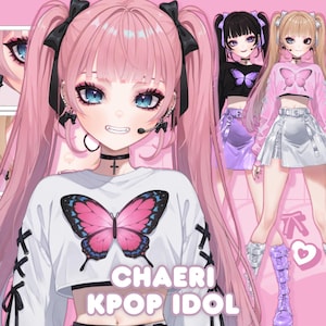 以下が含まれることがあります： ピンクの髪、青い目、ピンクと青の蝶のデザインが施された白いクロップトップを着たK-POPアイドルのデジタルイラスト。画像には「CHAERI KPOP IDOL」というテキストが含まれています。同様の衣装を着た他の2つのフィギュアも表示されています。