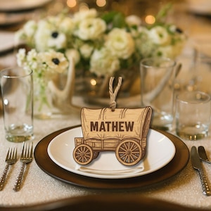 Etiquetas de nombre personalizadas para bodas de verano - Tarjetas de lugar de madera grabadas - Etiquetas de recuerdo de boda brillantes y soleadas - Decoración personalizada para invitados