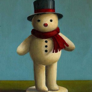 以下が含まれることがあります： 黒いシルクハットと赤いマフラーをつけた雪だるまの置物。雪だるまは白い台座の上に立っています。