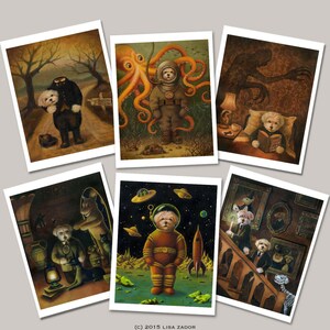 Peut inclure: Ensemble de six cartes postales illustr&eacute;es mettant en sc&egrave;ne un chien blanc dans diff&eacute;rents d&eacute;cors. Le chien est habill&eacute; de diff&eacute;rents costumes, dont un manteau de d&eacute;tective, une combinaison spatiale et une combinaison de plong&eacute;e. Les cartes postales sont imprim&eacute;es sur du papier cartonn&eacute; de haute qualit&eacute; et sont parfaites pour envoyer un message unique et fantaisiste.