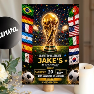 以下が含まれることがあります： 金色のトロフィー、2つのサッカーボール、各国の国旗が描かれた、暗いスタジアムを背景にしたサッカーテーマの誕生日招待状。テキストには「JOIN US TO CELEBRATE JAKE'S 12 BIRTHDAY, AUGUST 20 AT 03 PM, 123 ANYWHERE ST., ANY CITY, RSVP TO: 123-456-7890」と記載されています。