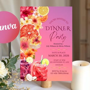 Op de afbeelding: Een levendige uitnodiging voor een diner met een roze en paarse gradiënt achtergrond. Het ontwerp bevat aquarel illustraties van tropische bloemen, citrusvruchten en cocktails. Tekst bevat feestdetails en RSVP-informatie.