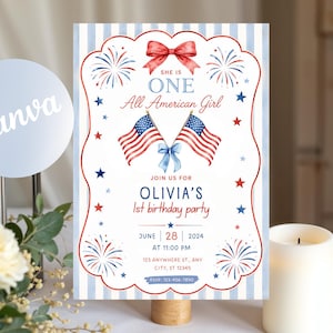 Könnte beinhalten: Eine patriotische Geburtstagseinladung mit einem rot-weiß-blauen Thema. Die Einladung enthält den Text "She is One All American Girl" und enthält Datum, Uhrzeit und Ort der Party. Das Design umfasst Feuerwerk, Sterne und amerikanische Flaggen.