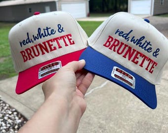 Bonnet rouge, blanc et brun