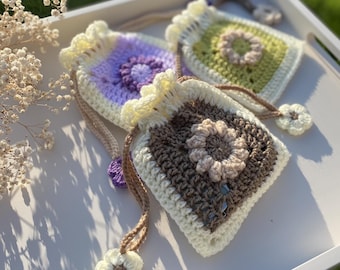 Bolsita con cordón y diseño de flor de palomitas de maíz / Bolso de ganchillo hecho a mano / Cuadrado de la abuela