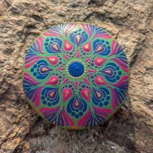 Piedra de mandala pintada a mano: guijarro decorativo con diseño de puntos