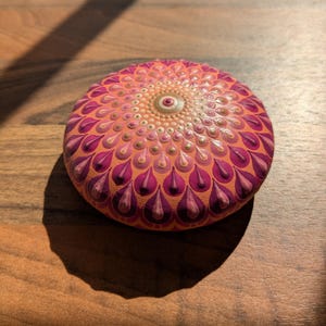Piedra de mandala pintada a mano: guijarro decorativo con diseño de puntos