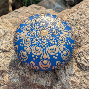 Piedra de mandala pintada a mano: guijarro decorativo con diseño de puntos
