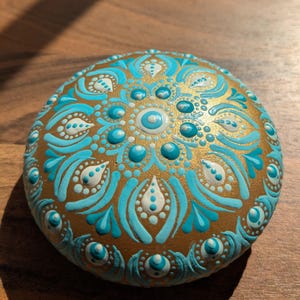 Piedra de mandala pintada a mano: guijarro decorativo con diseño de puntos