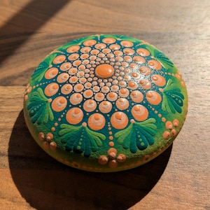 Piedra de mandala pintada a mano: guijarro decorativo con diseño de puntos