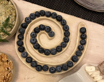 Plato de cerámica para servir aceitunas hecho a mano: plato para servir para celebrar las fiestas
