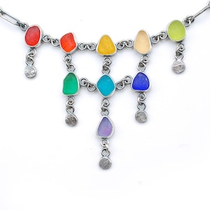 Collar con flecos de cristal marino de colores brillantes engastado en bisel plateado con cadena hecha a mano arcoíris