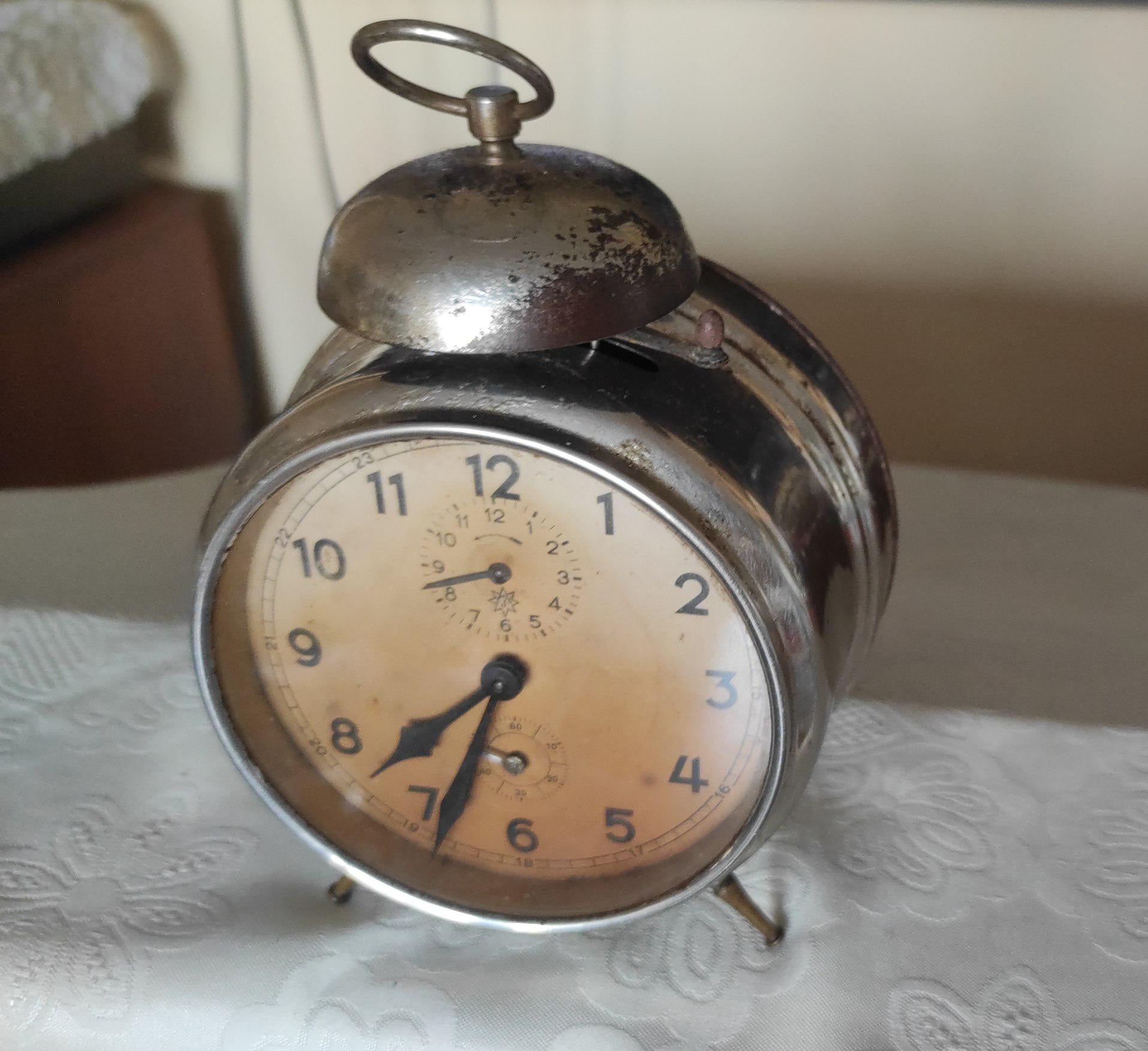 Junghans クラシック機械式置時計 Antique Junghans Alarm Clock: Retro German Mechanical Clock