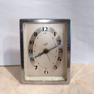 Reloj despertador antiguo UM: Reloj de mesa mecánico retro (en funcionamiento)