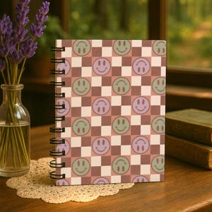 Retro Feelz - Cuaderno espiral con caras sonrientes y cuadros - Líneas rayadas, papelería bonita, diario moderno, emoticonos, agenda estética, regalos