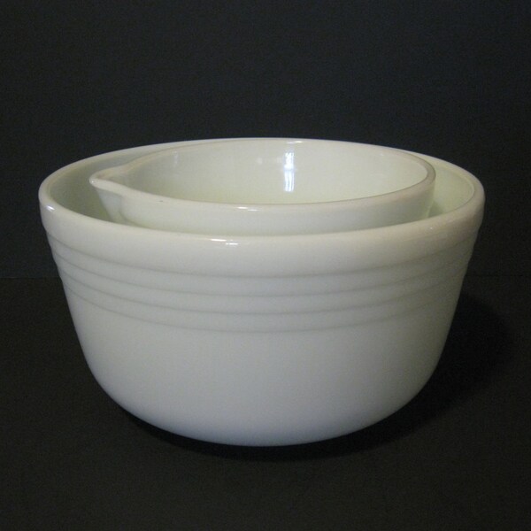 PYREX MIXING BOWLS  Set of Two  Millk Glass