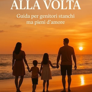 Può includere: Una famiglia di quattro persone cammina lungo una spiaggia sabbiosa al tramonto. I genitori tengono per mano i loro due figli. Il cielo è di un arancione e giallo vibrante, e il sole sta tramontando in lontananza. Il testo "UN GIORNO ALLA VOLTA" è visualizzato nella parte superiore dell'immagine, e il testo "Guida per genitori stanchi ma pieni d'amore" è visualizzato sotto l'immagine.