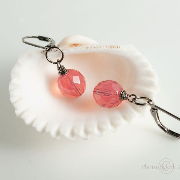 Limonade rose boucles d'oreilles. Facette en verre tchèque & Gunmetal. Pivoine rose boucles d'oreilles. Perles de verre translucide. Féminin.