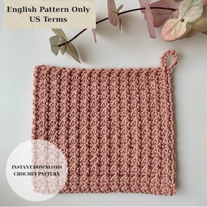 Könnte beinhalten: Ein quadratischer, altrosa gehäkelter Spüllappen mit einem strukturierten, sich wiederholenden Stichmuster und einer kleinen Eckschlaufe. Der Text auf dem Bild lautet: English Pattern Only US Terms und INSTANT DOWNLOAD CROCHET PATTERN.