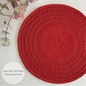 Może przedstawiać: Żywy, czerwony, okrągły wzór szydełkowy. Wzór przedstawia koncentryczne okręgi z teksturowanymi detalami. Tekst "CROCHET PATTERN instant download" jest widoczny w lewym dolnym rogu. Obraz jest na białym tle.