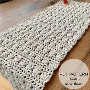 Könnte beinhalten: Cremefarbener gehäkelter Tischläufer mit einem strukturierten, erhabenen Blumenmuster. Der Läufer ist rechteckig und scheint handgefertigt zu sein. Das Bild enthält den Text "PDF PATTERN instant download".