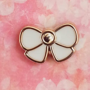 White Bow Modesty Brooch Pin - Vintage Brooch - Elegant Jewellery - Classic Pin - Women&#39;s Fashion Accessory