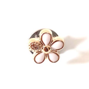 Modesty Pin with White Flower Design - Elegant - Wedding Jewellery - Gift for Bridesmaids - Flower Pin