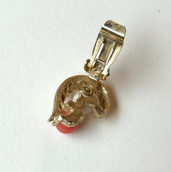 Costume White and Coral on gold Clip Earrings - image 4