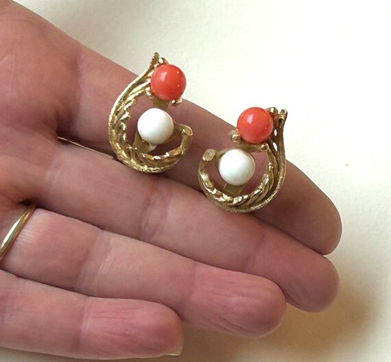 Costume White and Coral on gold Clip Earrings - image 6