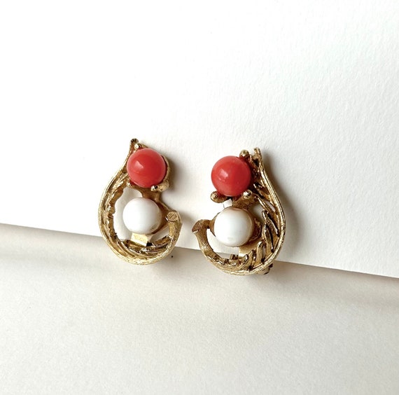 Costume White and Coral on gold Clip Earrings - image 3