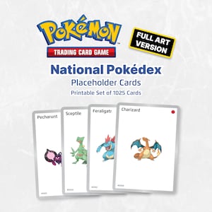 Puede incluir: Cuatro cartas coleccionables de Pokémon con Pecharunt, Sceptile, Feraligatr y Charizard. Las cartas blancas presentan ilustraciones de Pokémon. La imagen incluye el logotipo del juego de cartas Pokémon y el texto "National Pokédex" y "Printable Set of 1025 Cards".