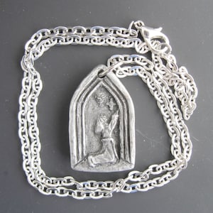 Sainte Rita : prières exaucées, miracles, ceux qui traversent des moments difficiles ; Médaille faite main sur chaîne
