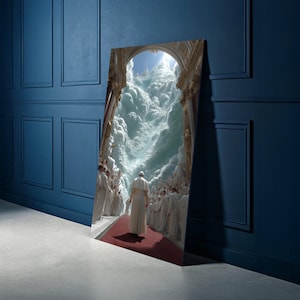 Könnte beinhalten: Ein gerahmtes Kunstwerk, das eine Person in weißen Gewändern zeigt, die auf einem roten Teppich auf einen hellen, wolkengefüllten Torbogen zugeht. Das Kunstwerk lehnt an einer dunkelblauen Wand in einem Raum mit grauem Boden.