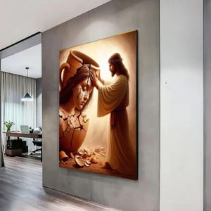 Könnte beinhalten: Gerahmtes religiöses Kunstwerk, das eine biblische Szene darstellt. Es zeigt eine Figur mit einer Dornenkrone, die den Kopf einer Frau berührt, die aus einem zerbrochenen Gefäß auftaucht. Das Kunstwerk ist in warmen, erdigen Tönen mit weichem, diffusem Licht gehalten.