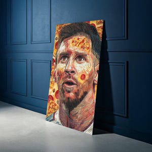 Może przedstawiać: Rustykalny drewniany szyld z napisem "Welcome to our home" w białych literach. Szyld ma postarzaną powierzchnię i prosty, zachęcający design, idealny do dekoracji wejścia.