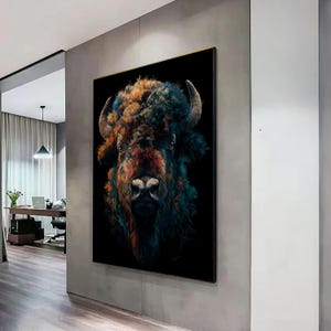 Può includere: Stampa su tela incorniciata raffigurante un ritratto dettagliato di un bisonte. L'opera d'arte mostra la testa e le spalle del bisonte, con uno sfondo nero. Il pelo del bisonte è reso in tonalità di arancione, blu e rosso.