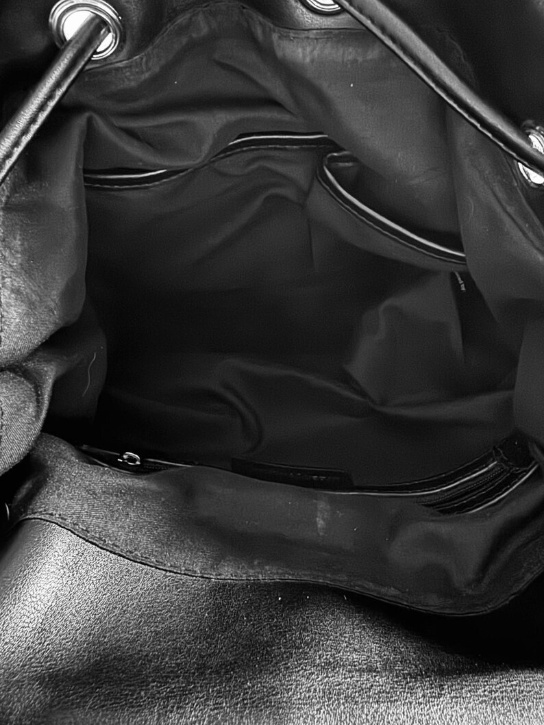Mochila vintage de cuero vegano negra de Urban Outfitters, fabricada en Australia. imagen 7