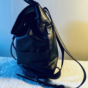 Mochila vintage de cuero vegano negra de Urban Outfitters, fabricada en Australia. imagen 5