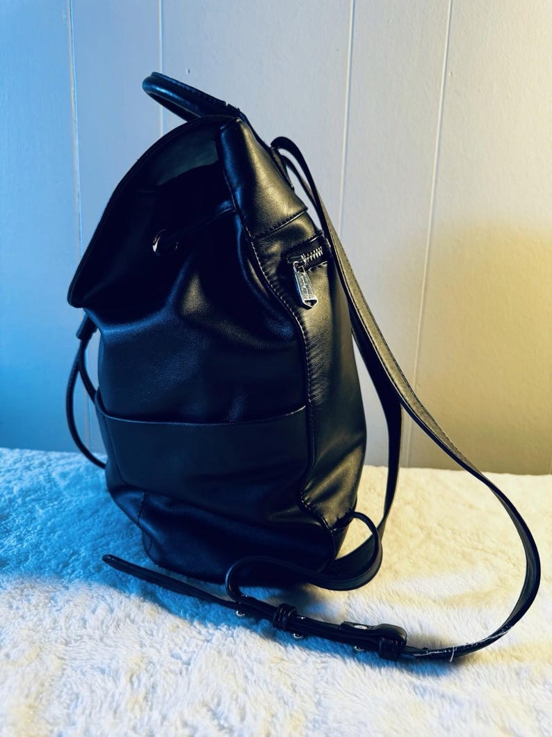 Mochila vintage de cuero vegano negra de Urban Outfitters, fabricada en Australia. imagen 5
