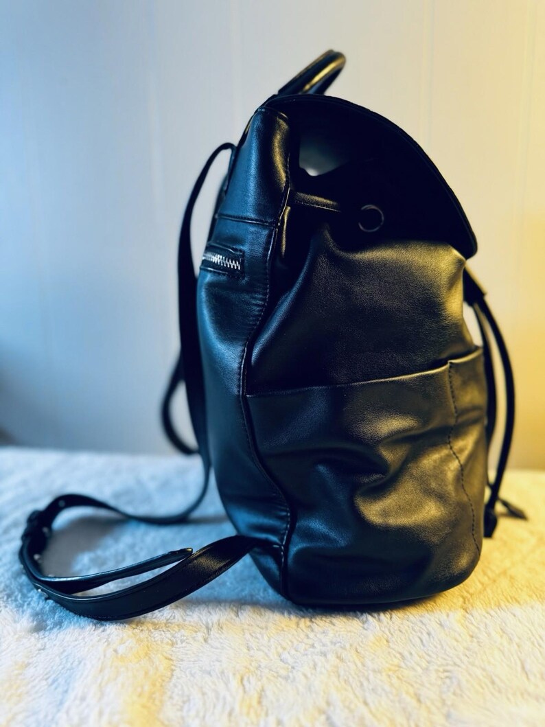 Mochila vintage de cuero vegano negra de Urban Outfitters, fabricada en Australia. imagen 2